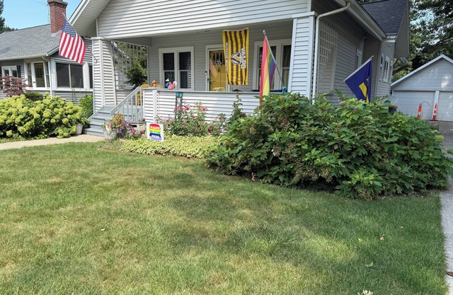 Private Floor w/Bath walkable to Downtown & VU