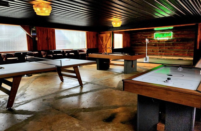 Private Fun Barn~Hot Tub~Pool Table~Karaoke