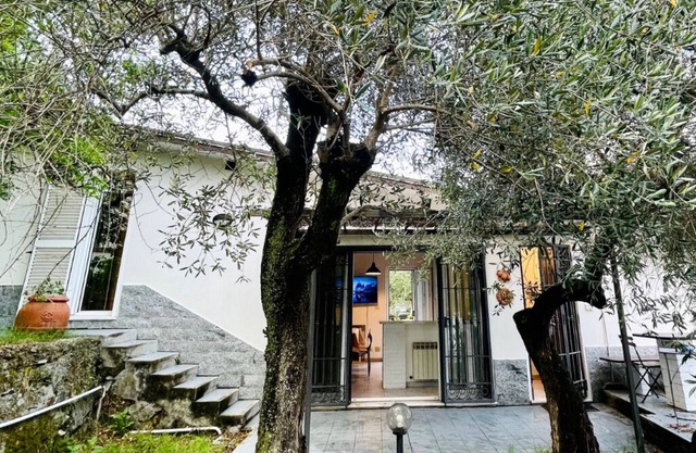 Private garden cottage just steps from the sea