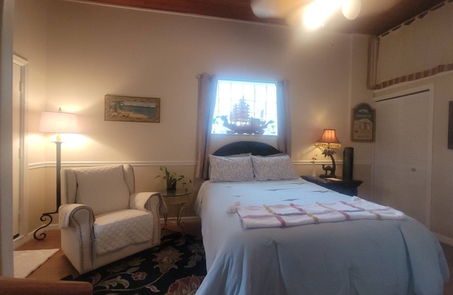 Private Garden Efficiency in Downtown Ocala. Close to Silver Springs.