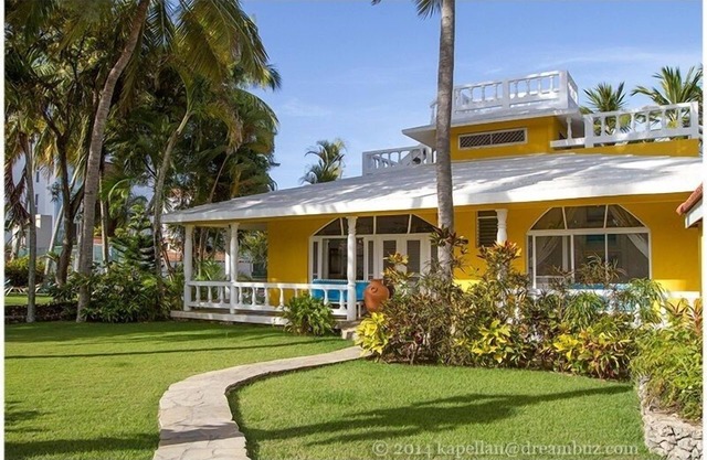 Private Gated Home (Ocean Side) Short Walk to the Beach!