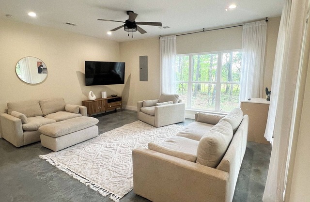 Private Getaway on 2.5 Acres Family & Pet Friendly!