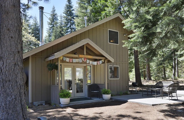 Private Getaway on Beautiful Wooded 2 Acres w/Hot Tub; Modern Home Close to Town