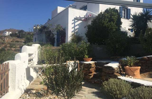 Private ground flat for a family with 2 children in a beautiful Cycladic Villa