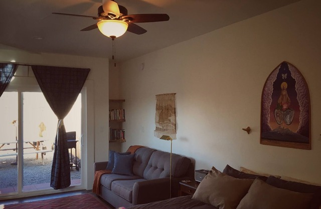 PRIVATE GUEST STUDIO & INSPIRING MT. SHASTA VIEW