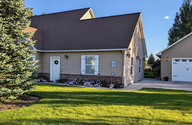 Private guest suite with kitchen and no cleaning fee