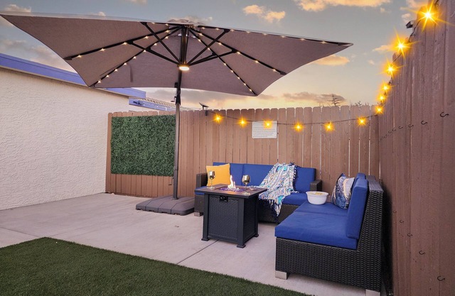 Private Guesthouse/King bed/2 TVs/Private backyard with fire table/Dogs welcome