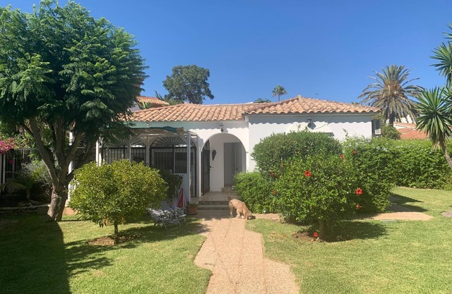 Private heated pool and garden. 2 min walk to beach. Fast EV charger Oct 24.