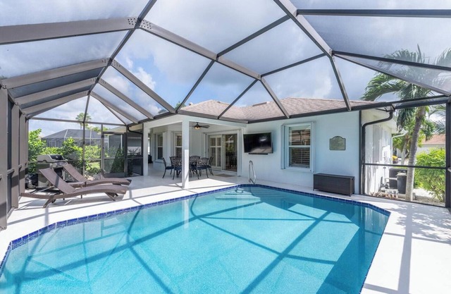 Private Heated Saltwater Pool, Beach, Bikes, Park, Pet and Family Friendly