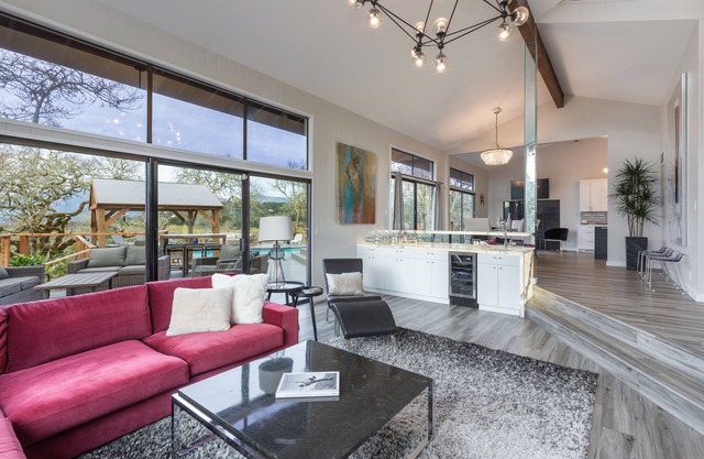 Private Hilltop Vineyard Views! Luxury Home 6 Acres with private Pool & Hot Tub