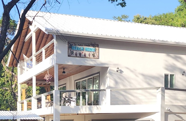 Private pool/hot tub. Seconds to beach, restaurant/bar, coffee shop and town!