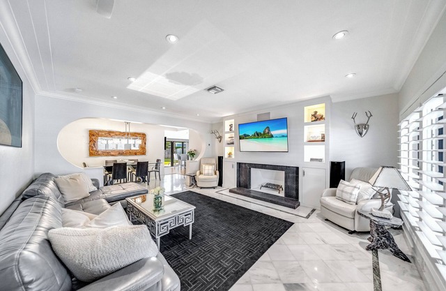 Private Home! Large Backyard+Close 2 Beach+ Shops!