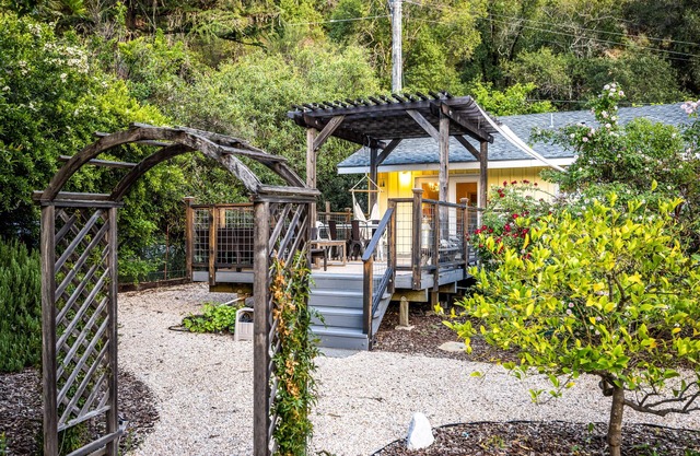 Private home w/creek access, stove, large yard, gas grill, firepit - dogs ok