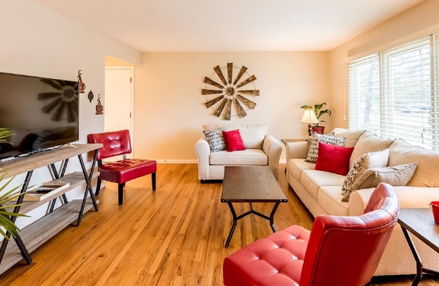 PRIVATE HOME WITH GRAND KITCHEN IN FORT WAYNE