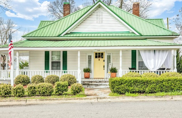 Private Home within walking distance to downtown Piedmont