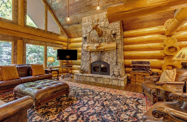 Private Hot Tub & Home Theater: Ranger Log Cabin!