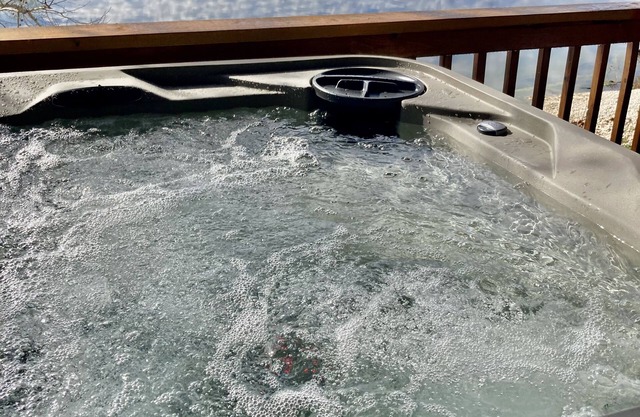 Private Hot Tub! Kayaks. Serene Lakefront. Pool.