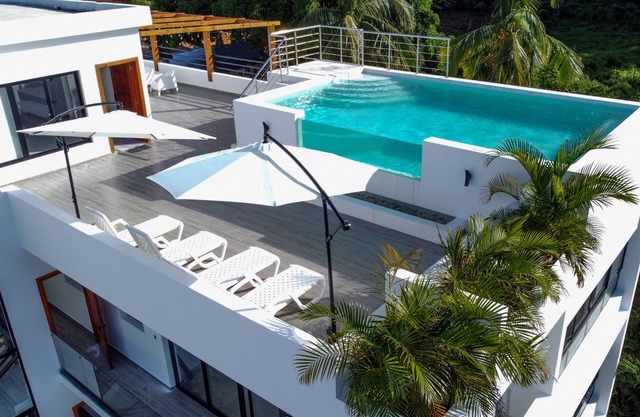 PRIVATE JACUZZI WITH TROPICAL PATIO 1C