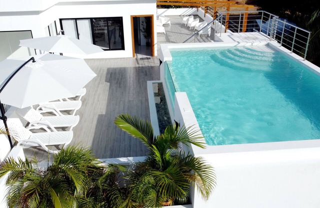 Private Jacuzzi with Private tropical Garden