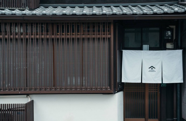 Private Kyomachiya with garden, 2 minutes walk to bus stop, 8 minutes walk to Gojo subway station, 10 minutes walk to Shijo Karasuma area, family-friendly, pet accommodation allowed