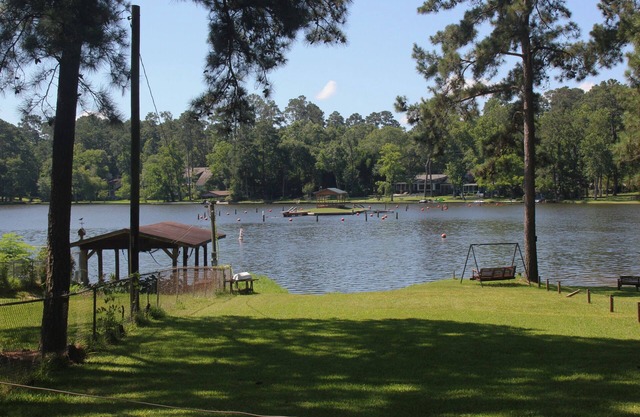 !Private Lake! Fishing, Swimming & MORE! Charming Lakeside Bungalow!