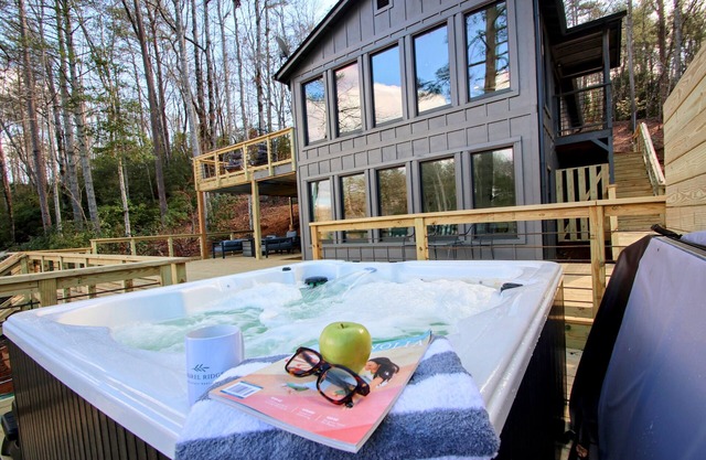 Private Lake/Hot Tub/Large Deck/Rest & Relax/Kayaks & Canoe