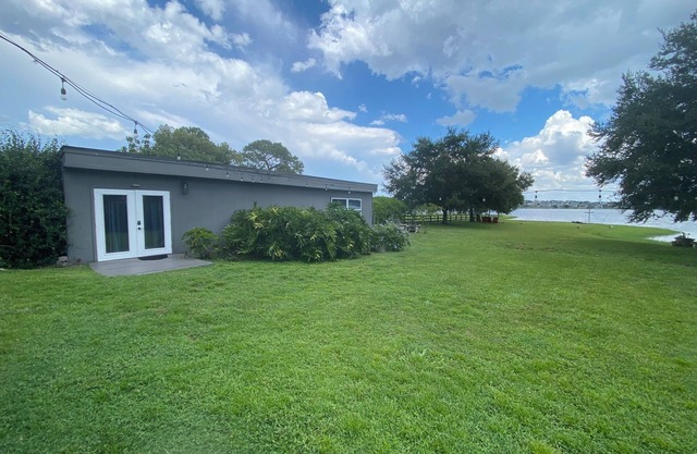 Private Lakefront Cottage, Bright, Peaceful, and Perfect for a Relaxing Escape.