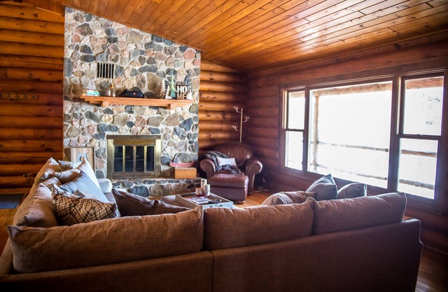 Private lakefront log cabin on 25 acres - 3 bedrooms