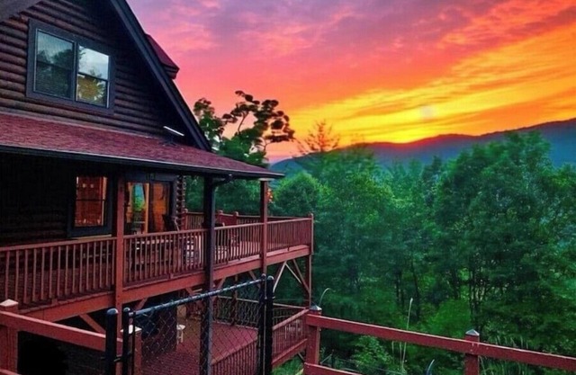 Private Log Cabin in woods, Fenced, Mountain Views