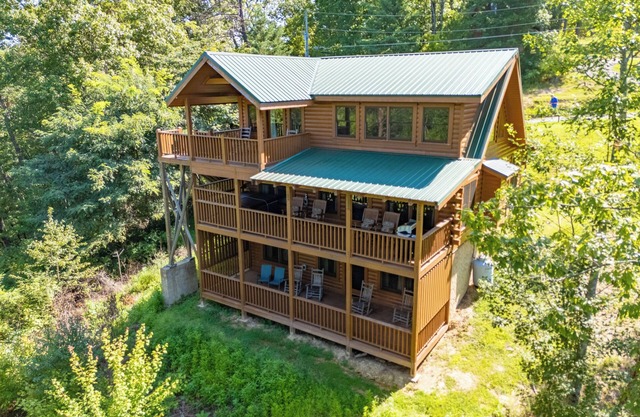 Private Mountain Views! Hot Tub, Pool Table, Foosball, Air Hockey, Arcade Game