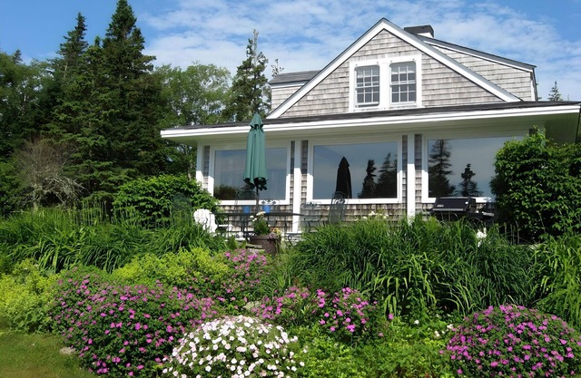 Private oceanfront view just steps from the rocks! Family-owned, dog-friendly.