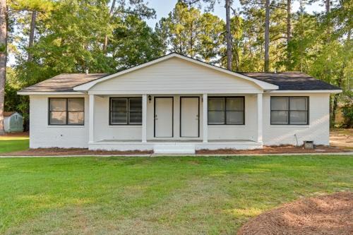 Private Patio Apt 6 Mi to Cheraw State Park!