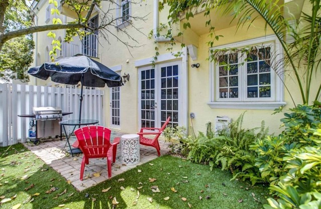 Private Patio ~ Cali King Bed ~ Grill ~ Smart TVs