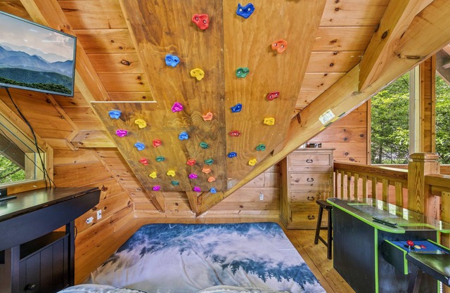 Private Pickle-ball and Basketball Court/Kids Climbing Wall/Hot Tub/Arcade