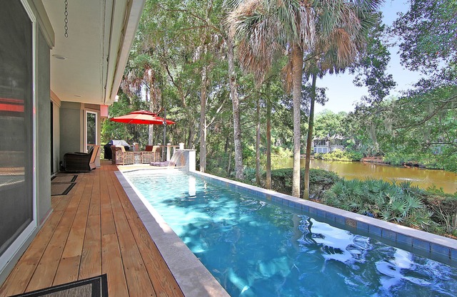 Private Pool 9/10 mile to beach Sleeps 10 , 4 Bedrooms