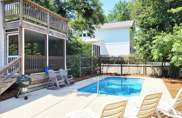 Private Pool Beach House, Easy Walk to Beach, 2 Screened Porches, Dog Friendly