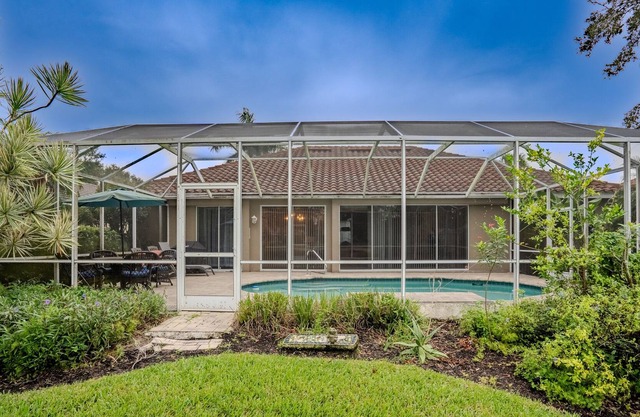 Private Pool, beautiful 4 bedroom/ 2 bathroom house with lake view!