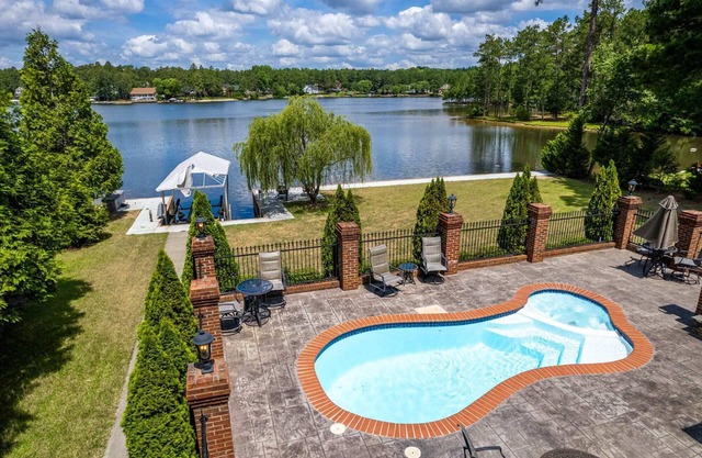 Private Pool! WaterEdge Lake House