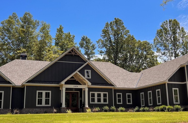 Private resort-style pool. Spacious new house 16 min to Jordan-Hare stadium.
