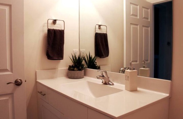 Private Room #2/Pool/Gym/Wifi/Parking Free