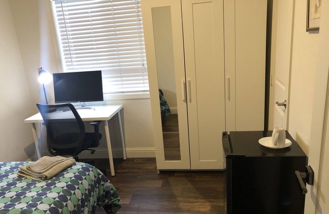 Private Room / Bath / Super Fast WiFi