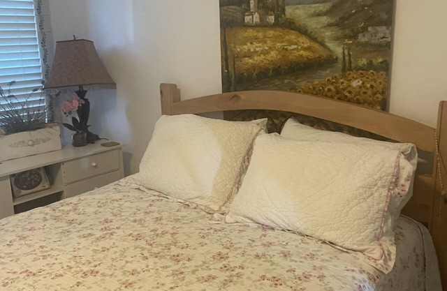 Private room for 1-2 people , central to all of San Diego