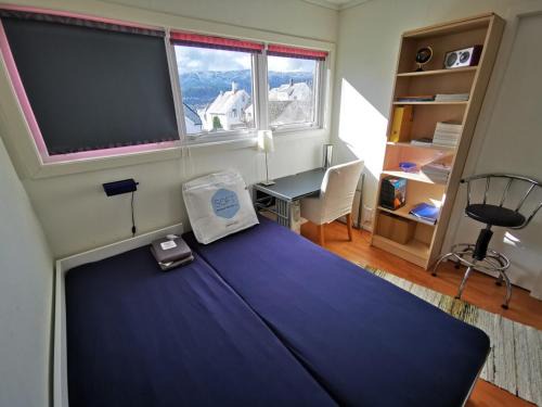 Private room in central homestay apartment with sea view