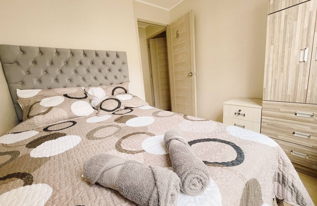 Private room in premiere apartment. 15 minutes from the beach.