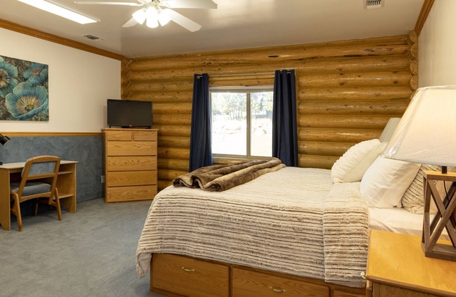 Private Room in Rustic Cabin - Room 229