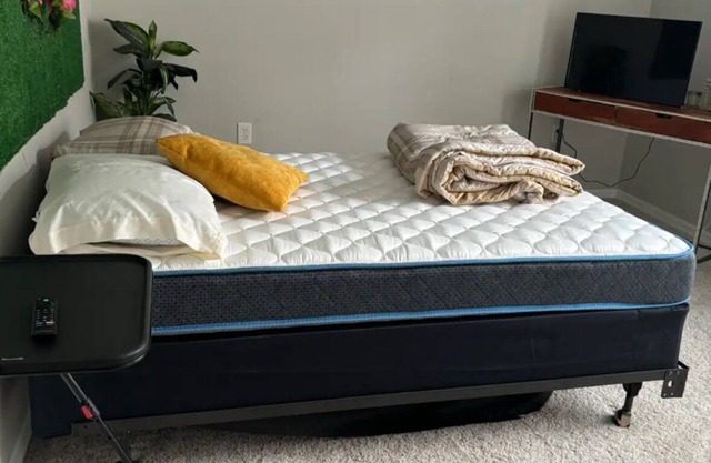 Private room with shared clean bathroom in cozy home. 420 friendly.