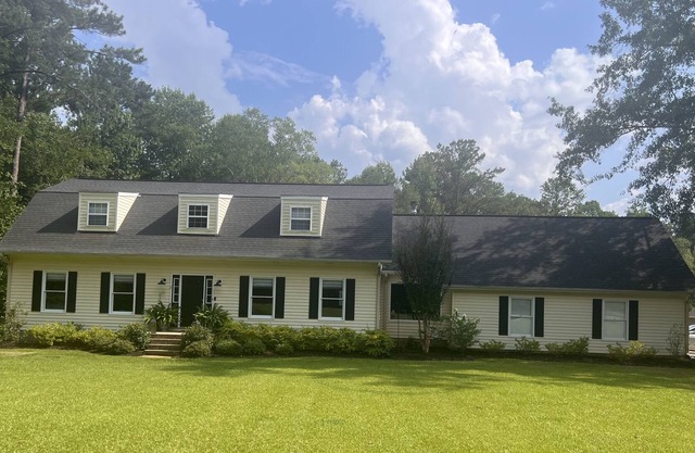 Private setting with pool 14 mi from downtown Tuscaloosa / Bryant Denny Stadium