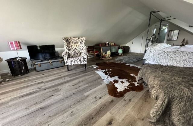 Private Studio in the middle of a 750 acres working Cattle Ranch