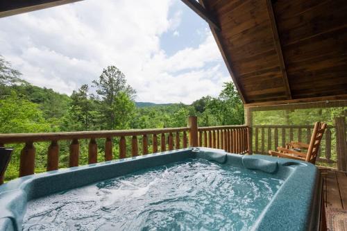 Private Studio Log Cabin! Mountain View, Hot Tub, Fireplace, Honeymoon!