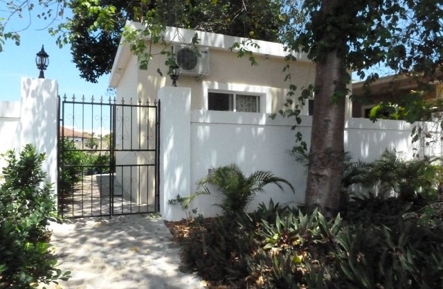 Private Studio on Tree-Lined Property 3 Minutes Walk to the Beach